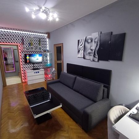 Apartament Venge -Cale Mieszkanie 46M2 Na Wylacznosc - Z Jedna Sypialnia I Jednym Sypialno-Salonem -3 Pietro Bez Windy- Rezerwacja Bez Karty Kredytowej-Klimatyzacja-Netflix-2 Lozeczka Dzieciece- Bezplatny Parking Publiczny Вроцлав Екстер'єр фото